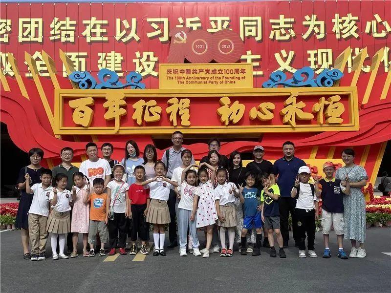 向上跳的香蕉